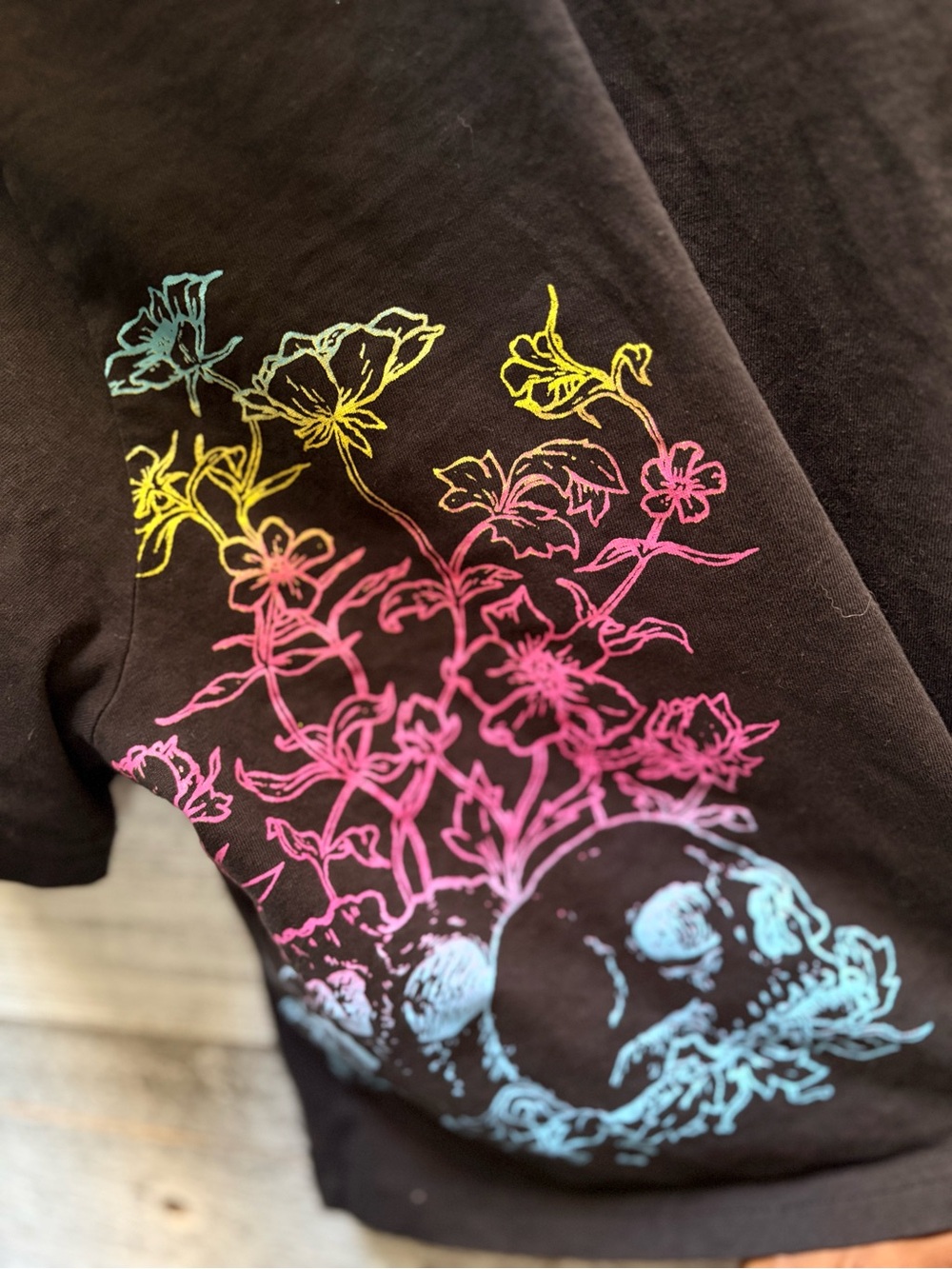 Airwalk | Cropped Edgy Y2K Oversized Graphic Tee - Small, Skull & Floral Print - Picture 4 of 9